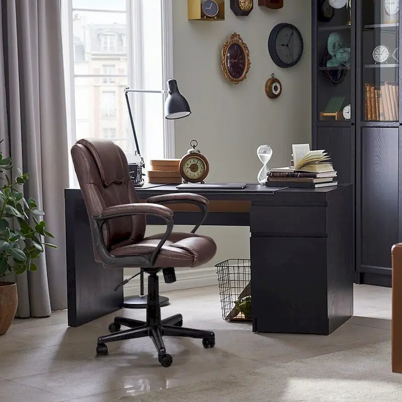Chaise de bureau exécutive marron, chaise ergonomique épaissie en cuir PU de haute qualité, chaise de bureau et commerciale à dossier moyen.
