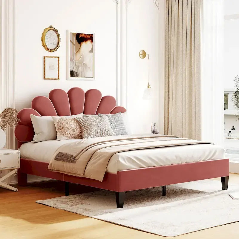 Lit plateforme tapissé de velours avec tête de lit à motif floral