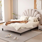 Lit plateforme tapissé de velours avec tête de lit à motif floral