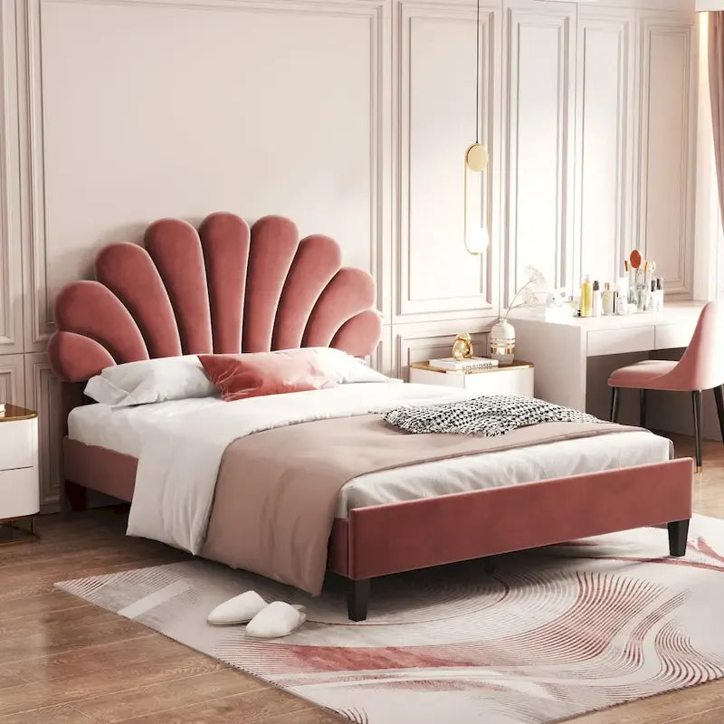 Lit plateforme tapissé de velours avec tête de lit à motif floral