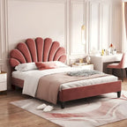 Lit plateforme tapissé de velours avec tête de lit à motif floral