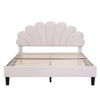 Lit plateforme tapissé de velours avec tête de lit à motif floral