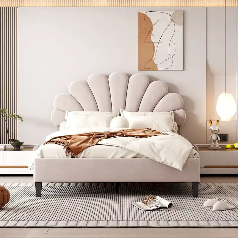 Lit plateforme tapissé de velours avec tête de lit à motif floral