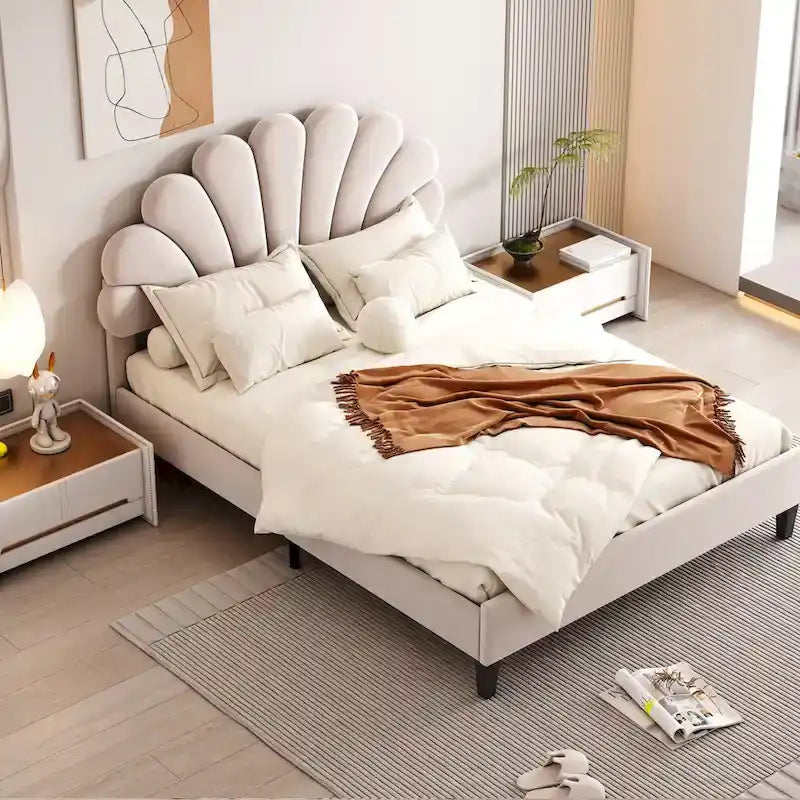 Lit plateforme tapissé de velours avec tête de lit à motif floral