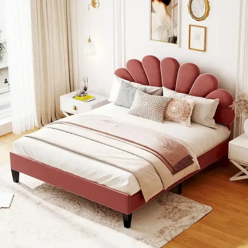 Lit plateforme tapissé de velours avec tête de lit à motif floral