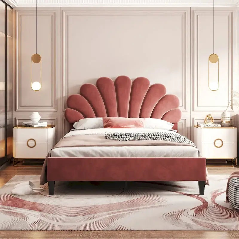Lit plateforme tapissé de velours avec tête de lit à motif floral