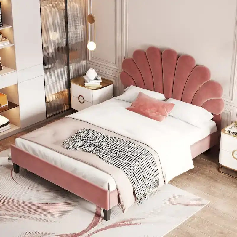 Lit plateforme tapissé de velours avec tête de lit à motif floral