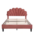 Lit plateforme tapissé de velours avec tête de lit à motif floral