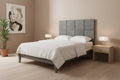 Chambre avec tête de lit grise