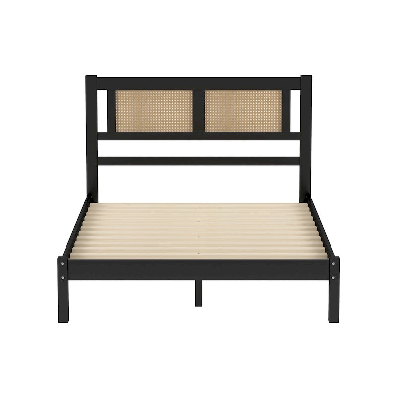 Lit plateforme en bois avec tête de lit en rotin naturel