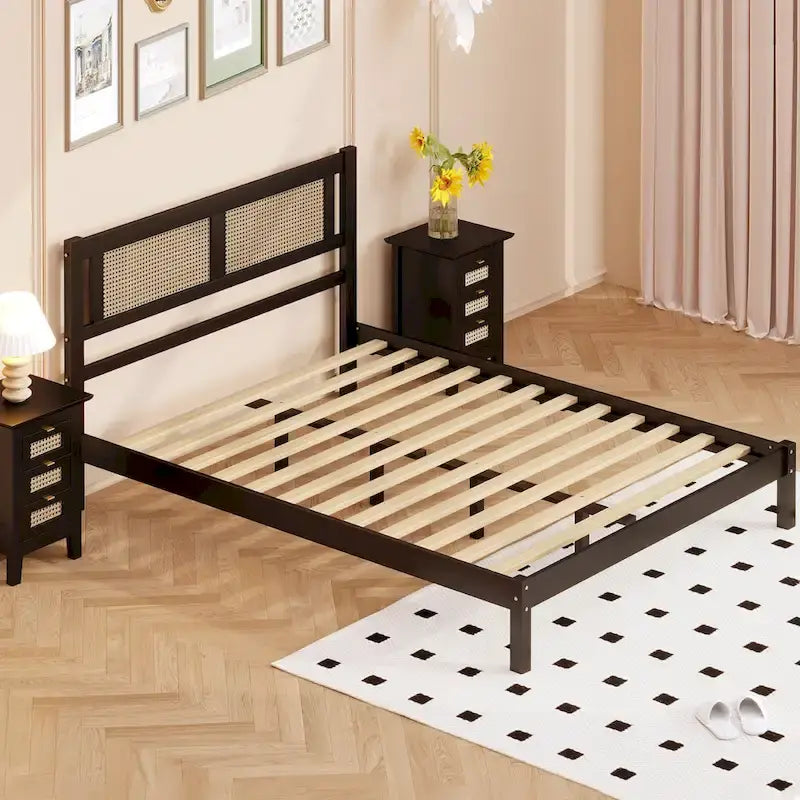 Lit plateforme en bois avec tête de lit en rotin naturel
