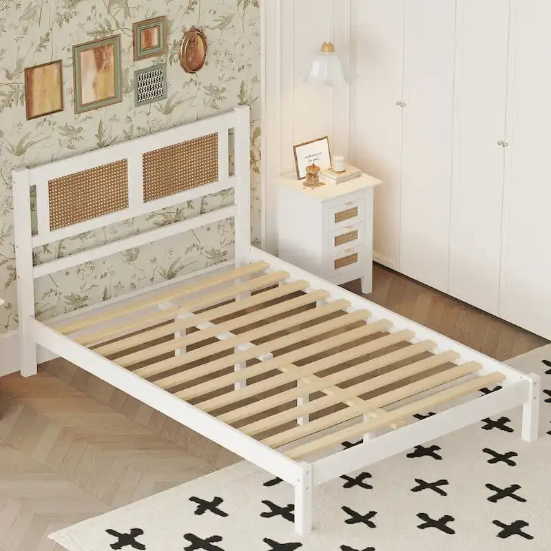 Lit plateforme en bois avec tête de lit en rotin naturel