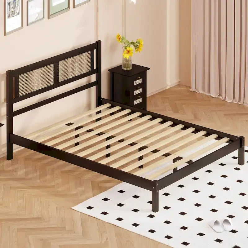 Lit plateforme en bois avec tête de lit en rotin naturel