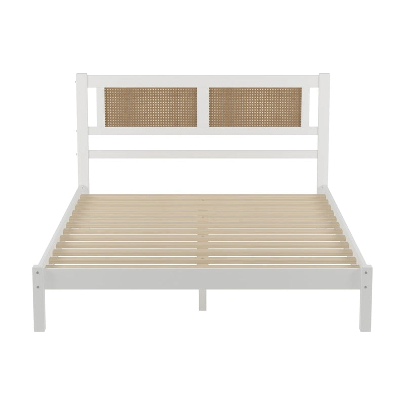 Lit plateforme en bois avec tête de lit en rotin naturel