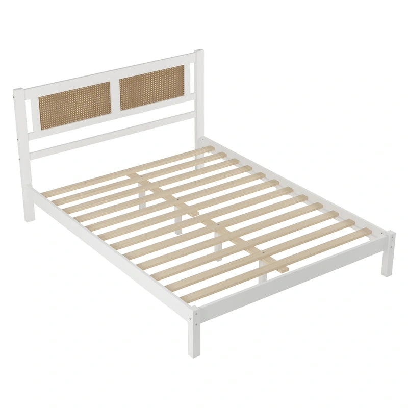 Lit plateforme en bois avec tête de lit en rotin naturel
