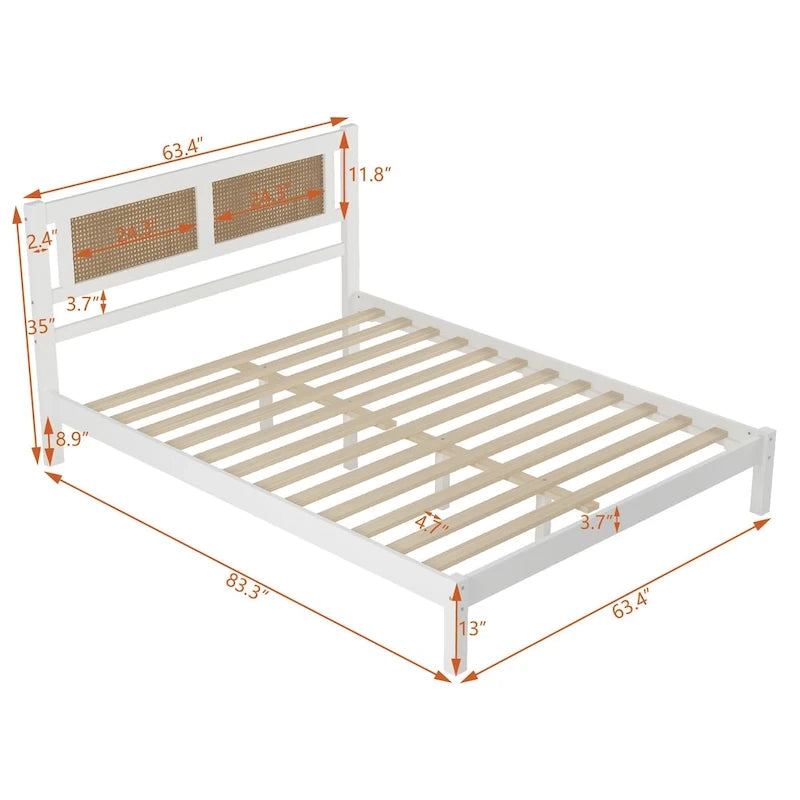 Lit plateforme en bois avec tête de lit en rotin naturel