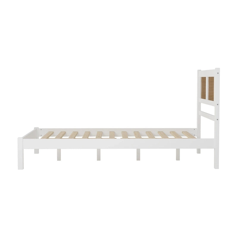 Lit plateforme en bois avec tête de lit en rotin naturel